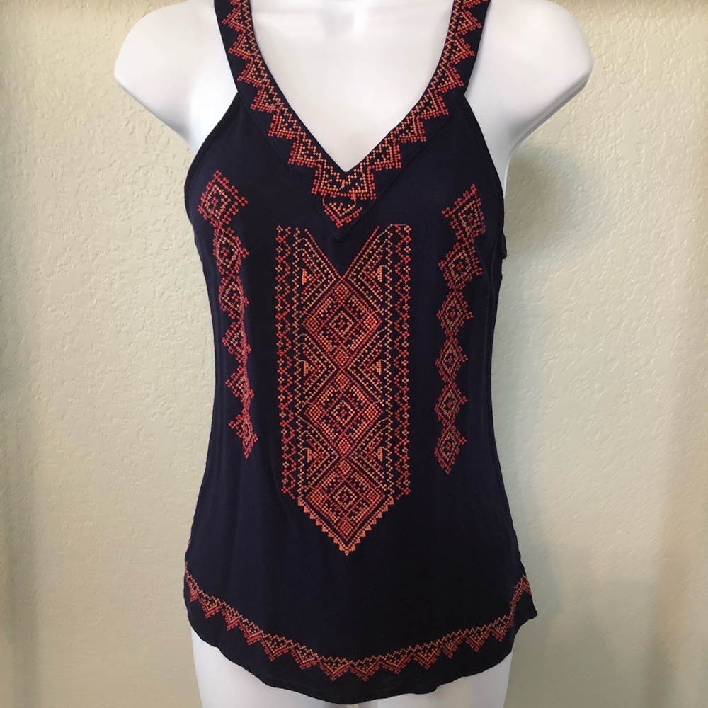 Embroidered tank with double button enclosure